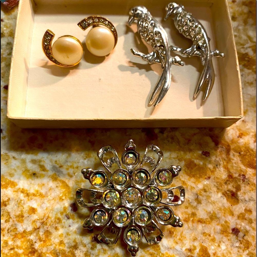 Lot of Vintage pieces. 4 items
